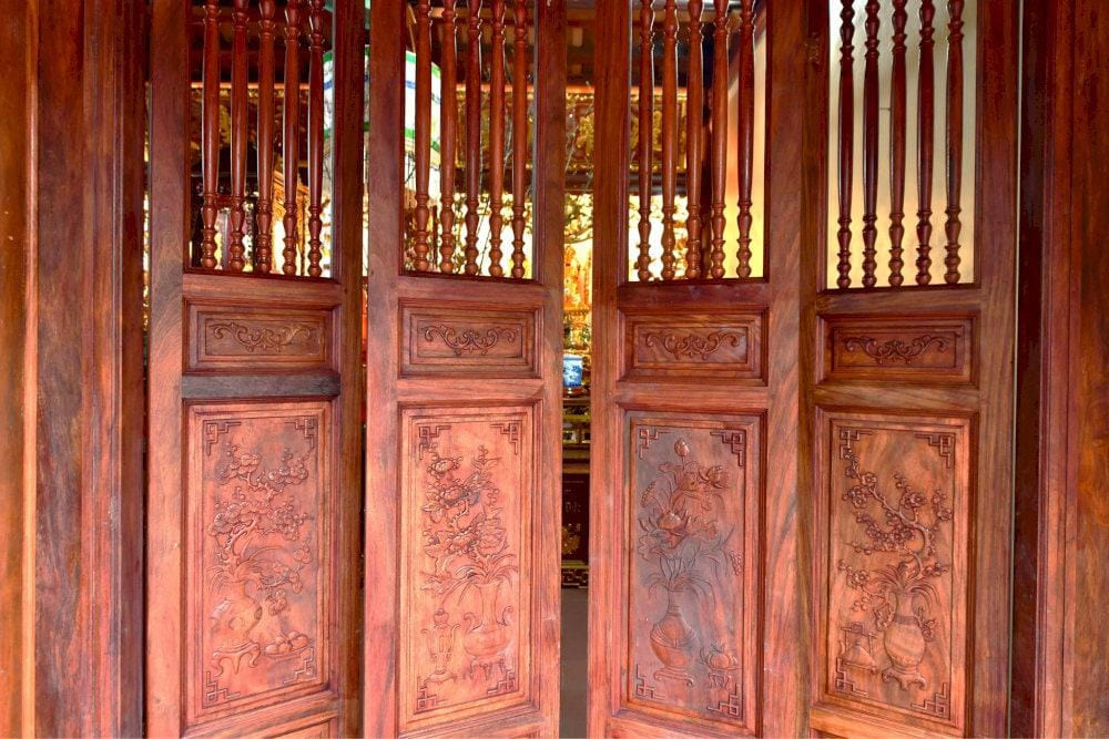 Hệ thống cửa tại Nhà Tả Vu, Hữu Vu được làm bằng gỗ lim, chạm trổ tinh tế (Nguồn: Đền Lảnh Giang)